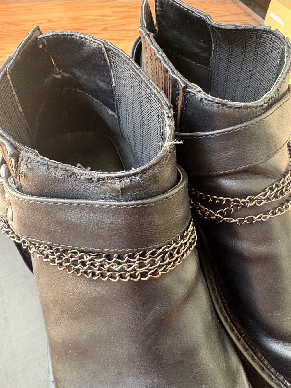 YRU Platform Chunky Heel Clog with Chain Accent - Picture 6 of 8